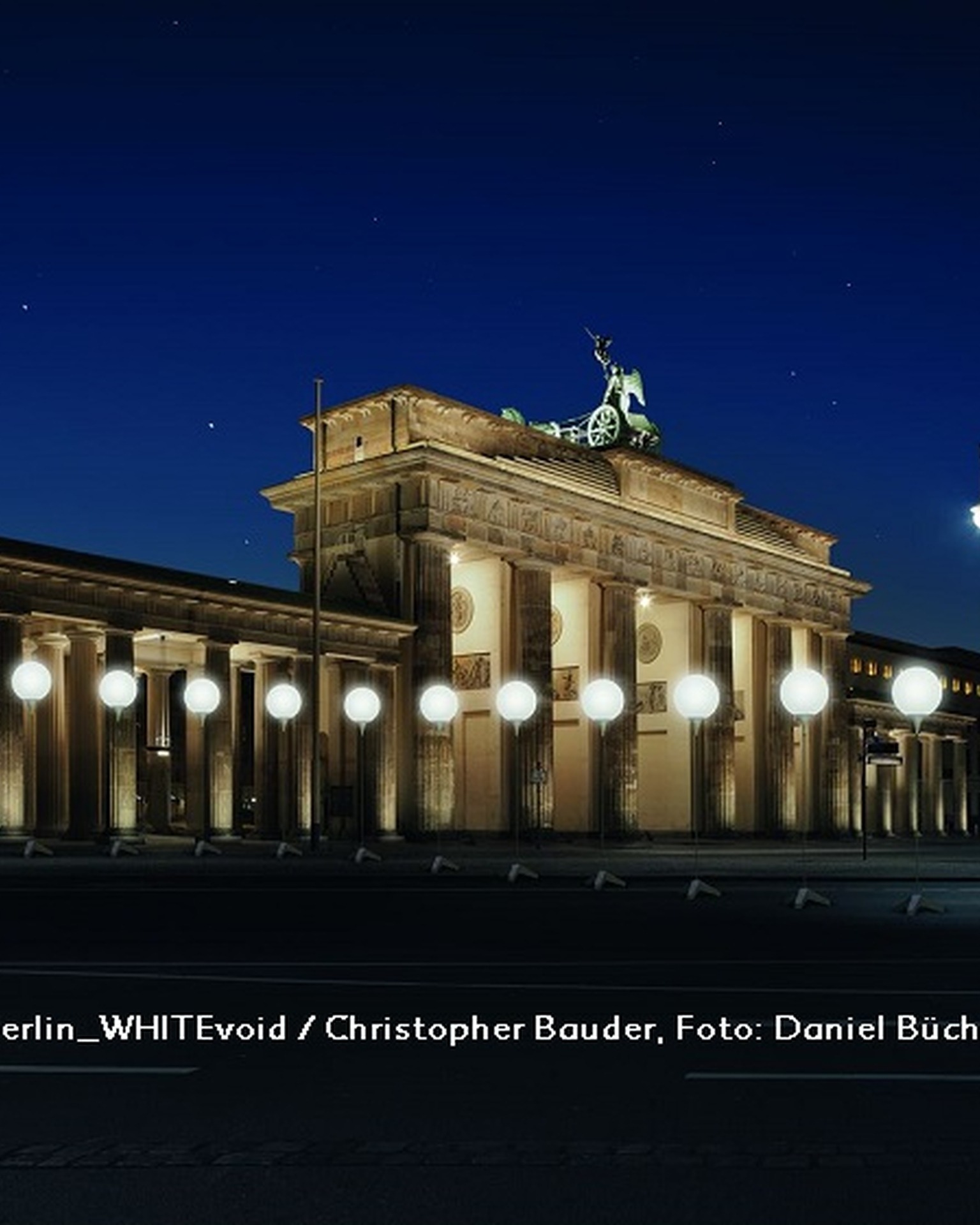 Lichtgrenze Brandenburger Tor relexa hotel Berlin - LICHTGRENZE_Brandenburger Tor (c) Kulturprojekte Berlin_WHITEvoid_Christopher Bauder Foto Daniel Bueche